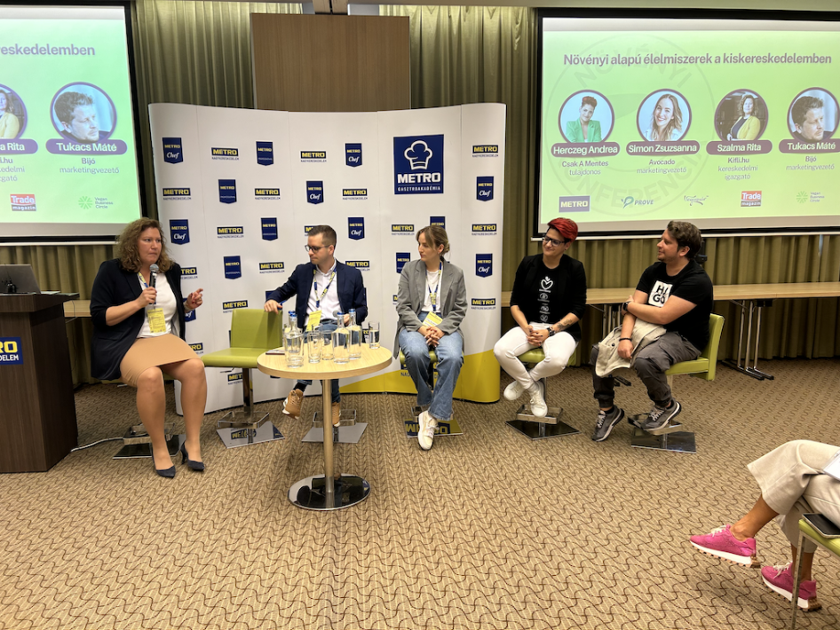 Szalma Rita, Galavits Patrik, Simon Zsuzsanna, Herczeg Andrea és Tukacs Máté a Budaörsön megrendezett konferencián / Forrás: Növényi Konferencia