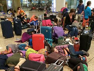Nyolc napot várhatnak a Mumbai repülőterén ragadt utasok