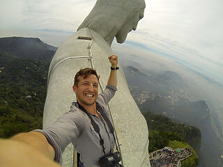 A szelfik szelfije: a brazíliai Krisztus-szobor tetején állva
