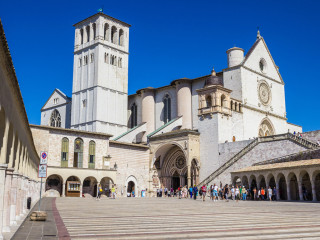 Tömegek zarándokolnak Assisibe, hogy lássák Szent Ferenc csontjait
