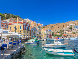 A színes házikókkal teli görög sziget, mely Európa egyik legszebb települését rejti