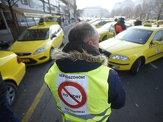 Tovább folytatják a demonstrációt a budapesti taxisok