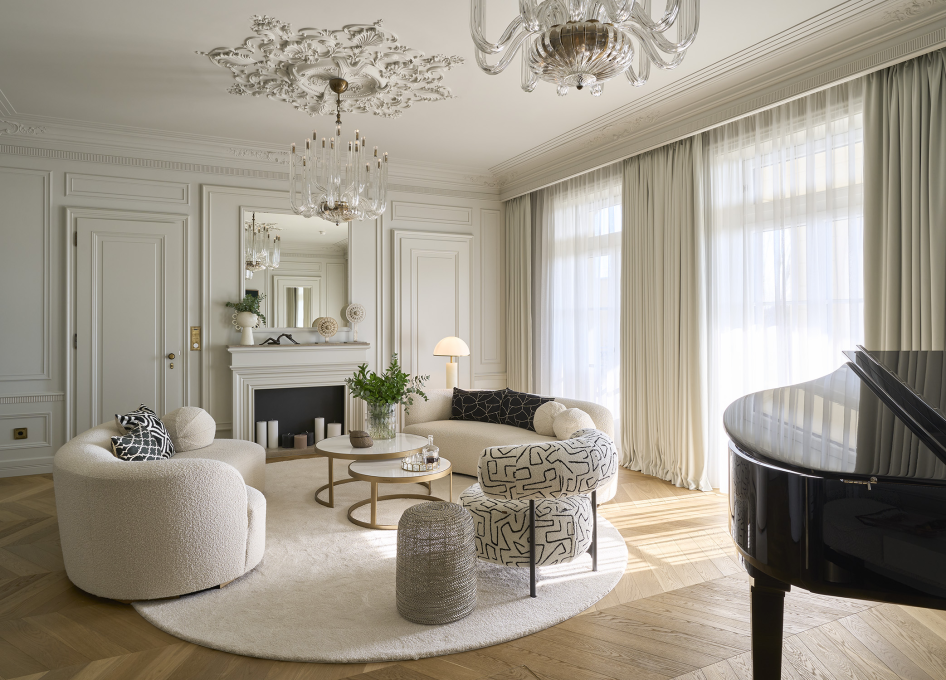 Royal Piano Suite: ha van lakója - elegáns luxuslakosztály, ha nincs - nyitva az ajtó a többi vendég előtt is, szalonként funkcionál