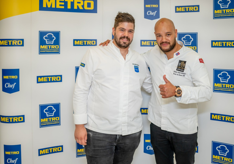 Bocuse-bajnokok, ha találkoznak egy konyha közelében - abból csak jó sülhet ki. Balra a magyar díjazott, mellette a norvég sztárséf / Forrás: METRO