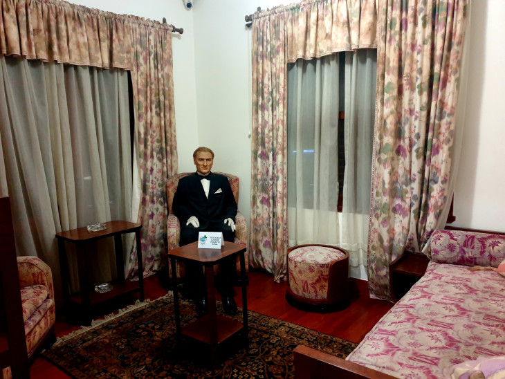 Atatürk viaszmása sok helyütt  feltűnik, ahol megfordult az országban - itt épp kávézott a tengerparton, ebben a kávézóból a látványt csodálva / Fotó: Vágó Ágnes