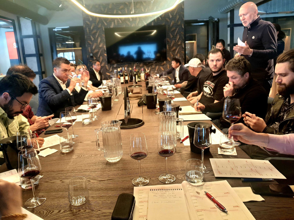 A WineHub-ban tartott különleges boros rendezvény, jobb oldalt a kóstolót vezető Lenz Moserrel