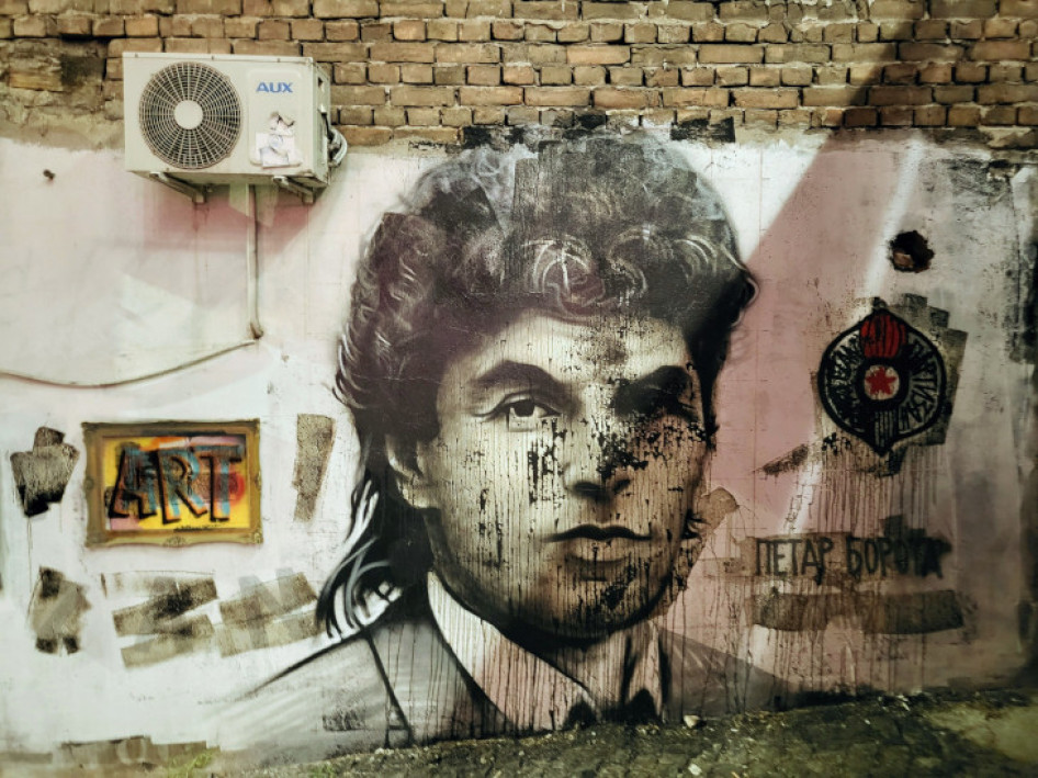 A város tele graffitikkel, szinte alig van üres házfal, majd' mindegyiket telefestették utcaművészek