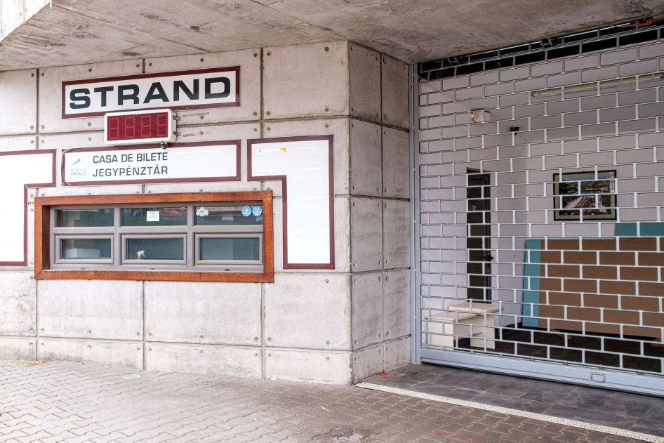 A bezárt parajdi strand bejárata 2025. május 30-án