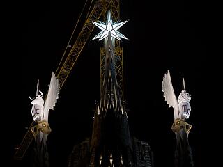 Végre láthatjuk a Sagrada Familia új tornyait kivilágítva