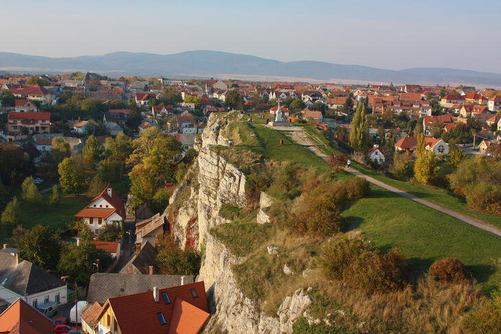 Háromhetes, 1200 fős, nagyszabású felmérés indul e héten Veszprémben, amely a város elmúlt hét évének változásait, kiemelten a VEB2023 EKF program hatásait kutatja. 