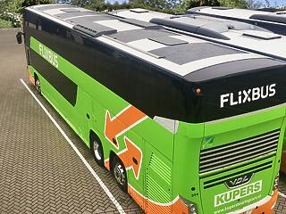 Napelemeket szereltek fel egy Flixbus járműre
