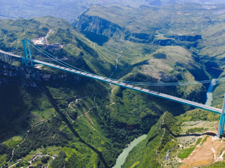 Kína legmagasabb hídja igazi turistamágnesként működik