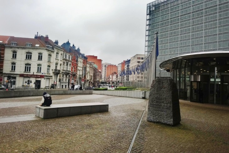 Brüsszel két arca: balra és szemközt régi utcácskák pubokkal, jobbra az Európai Bizottság épülete / Fotó: Wéber Balázs