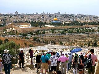 Izrael keddtől könnyít a turistacsoportok beutazásán