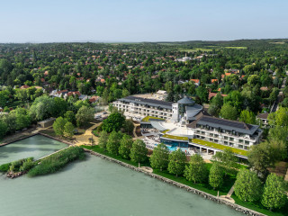 Fehér ház a kéklő tó partján – születésnapot ünnepelt a Kenese Bay Garden