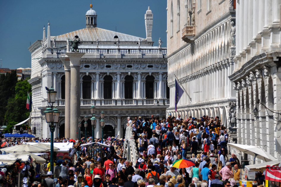 Turisták tömegével napoznak a velencei Szent Márk téren