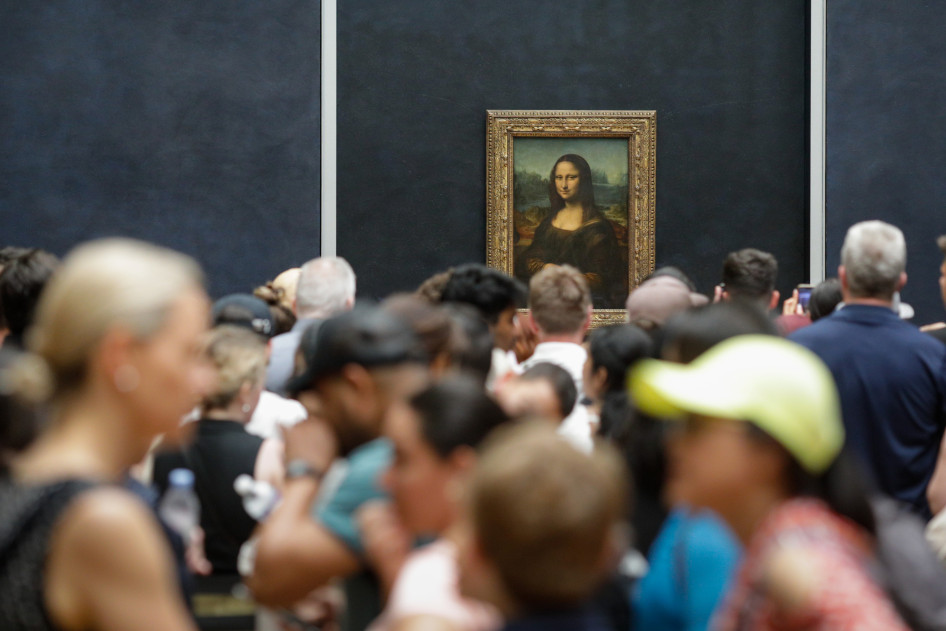 Hatalmas tömeg a Mona Lisa előtt