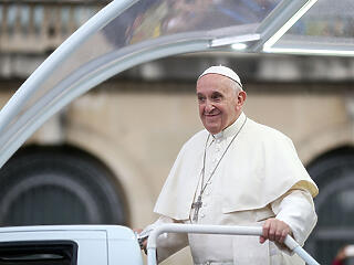 Elítéli a karantén idején turistáskodókat a pápa