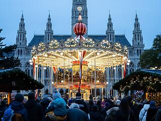 Bécsben már áll a karácsonyfa és épülnek a standok
