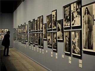 Szerdán nyílik meg a Szépművészeti Helmut Newton-kiállítása