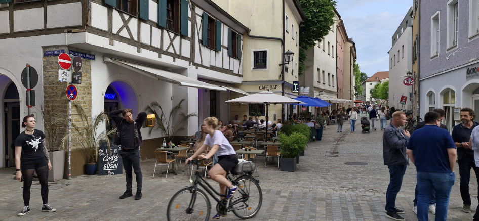 Ódon épületek között folyamatos pezsgés- a turisták mellett a városban élő fiatalok töltik meg lüktető élettel Regensburgot