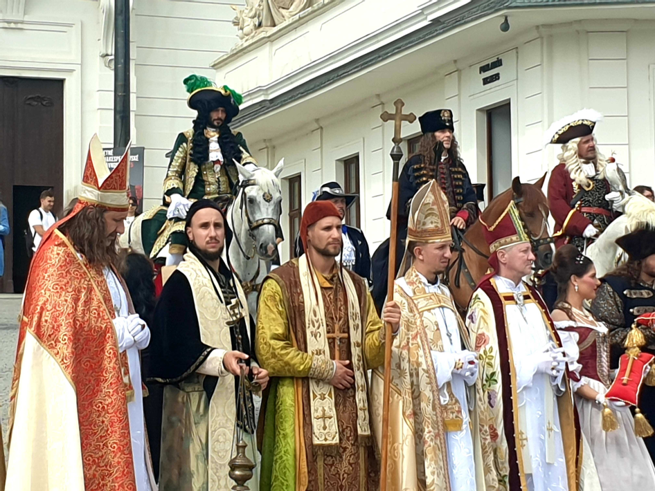 Háttérben III. Károly (bal oldalt, lovon), előtte a magyar koronázási alattvalók