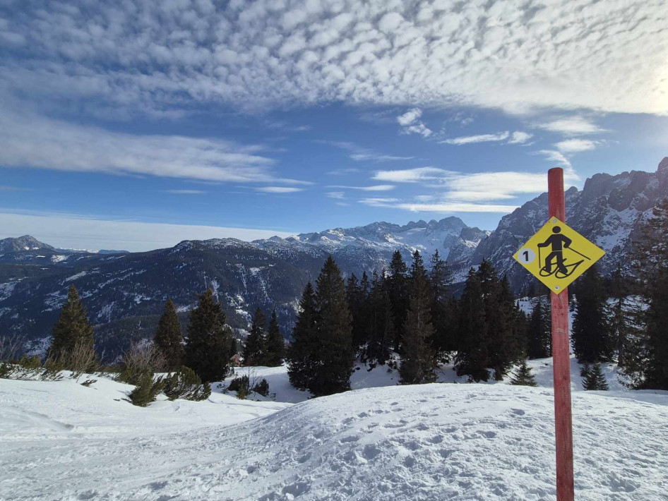 A hótalpas túraútvonal háttérben a Dachstein gleccserrel