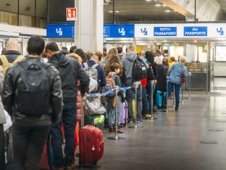 Új határrregisztrációs rendszer: órákig tartó várakozás jöhet a reptereken?