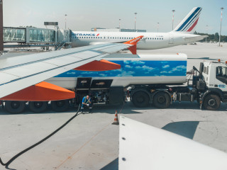 IATA-vezér: még hónapokig akadozhat a repülőgépek üzemanyag-ellátása