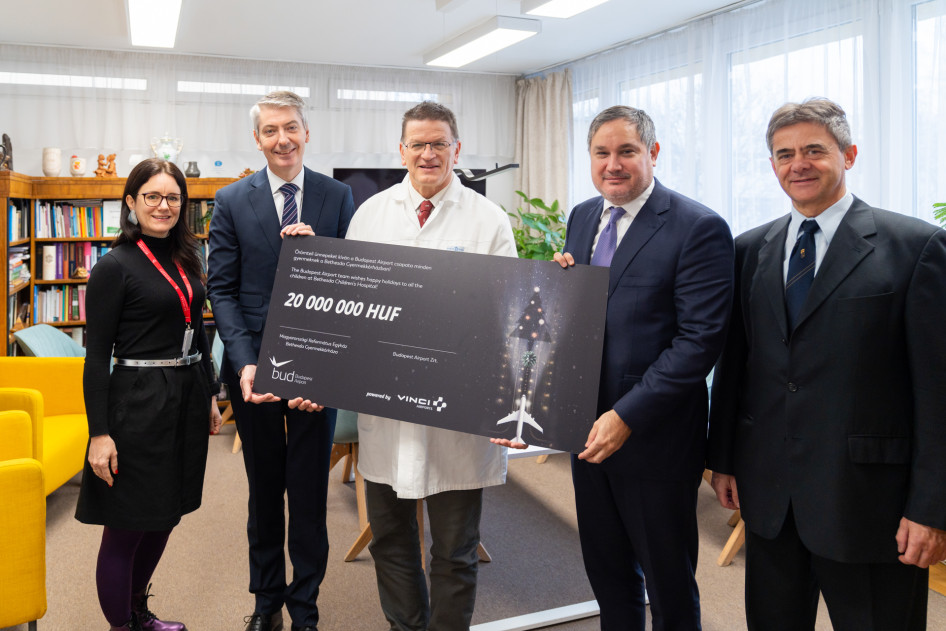 A Bethesda Kórháznak juttatott adomány átadása: Dr. Tamásné Bese Nóra, Dr. Bencze János, Dr. Velkey György János, Nagy Márton, Francois Berisot