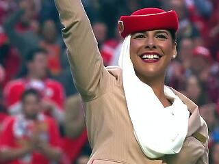 Az Emirates légiutas-kísérői megmutatják, hogyan kell focimeccsen szurkolni