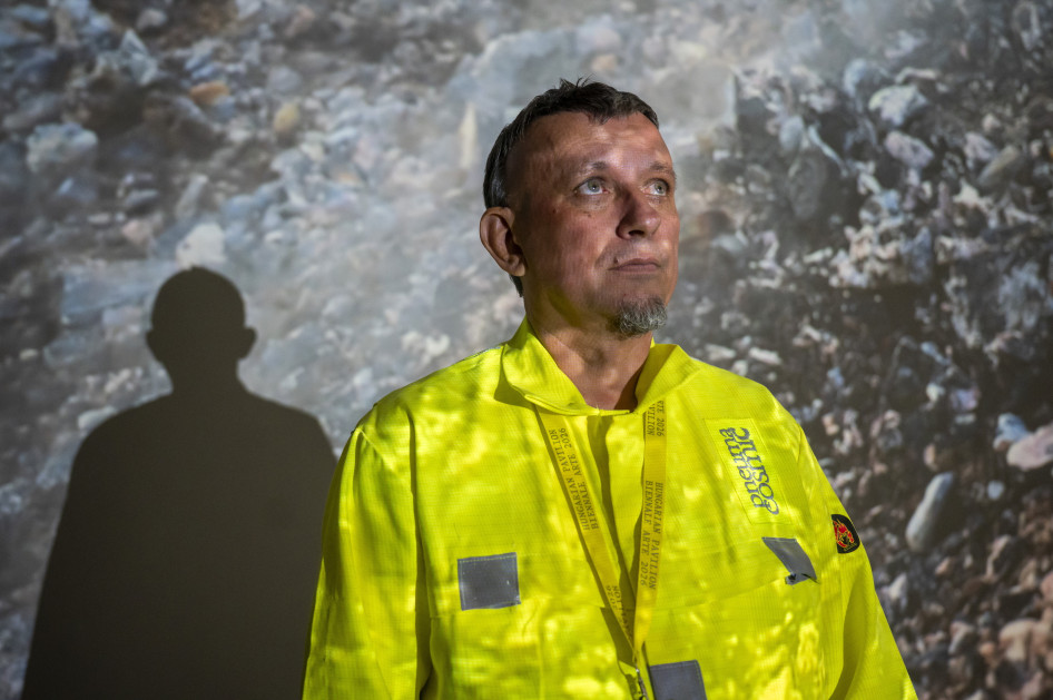 Koronczi Endre Munkácsy Mihály-díjas képzőművész, festő, grafikus, performer a Pneuma Cosmic (Kozmikus lehelet) című kiállításán a 61. Velencei Biennále magyar pavilonjában   