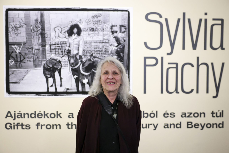 Sylvia Plachy magyar származású amerikai fotográfus Ajándékok a XX. századból és azon túl című életműkiállításának megnyitóján a budapesti Capa Központban 2025. április 4-én