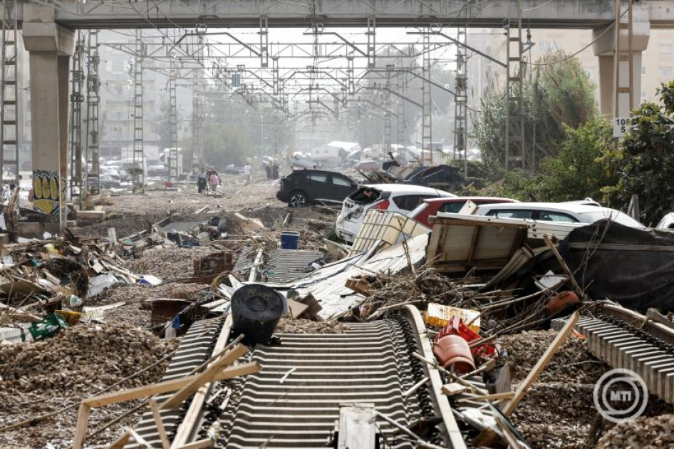 Valencia, 2024. október 30. Árvíz elsodorta autók megrongált vasúti síneken, a kelet-spanyolországi Valenciában 2024. október 30-án. Az özönvízszerű esőzések előidézte áradások miatt legalább 63 ember életét vesztette Spanyolországban, a legtöbben, hatvanketten Valencia tartományban