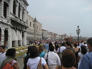 Büntetik a nem gumikerekes bőröndösöket Velencében