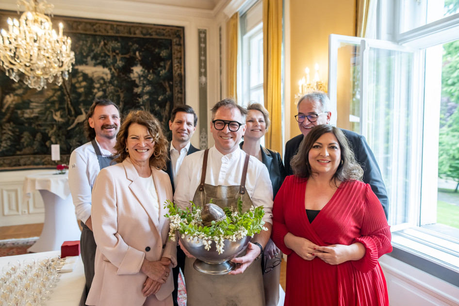 Balra Hanni Rützler, Food trend kutató, a FutureFoodStudio vezérigazgatója, jobb szélen Mautner Zófia, az ismert hazai gasztroszakértő, középen a burgenlandi sztárséf - különös dekorációs megoldásával