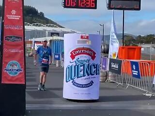 Kedvenc sörének öltözve futotta le a maratont egy új-zélandi férfi
