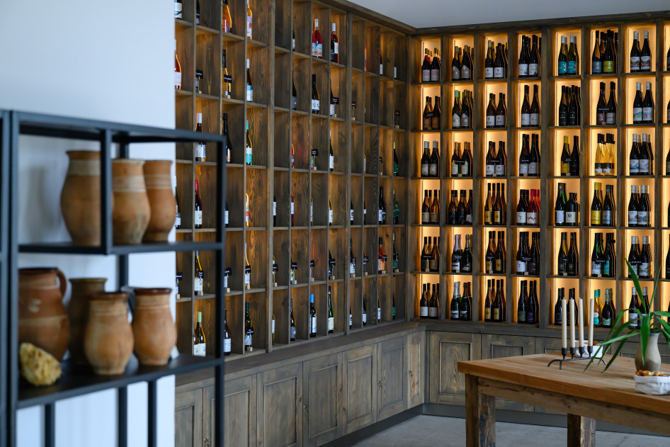 A most megnyílt, balatonszőlősi Balaton Wines Visitor Center egy magyar borokkal bélelt részlete
