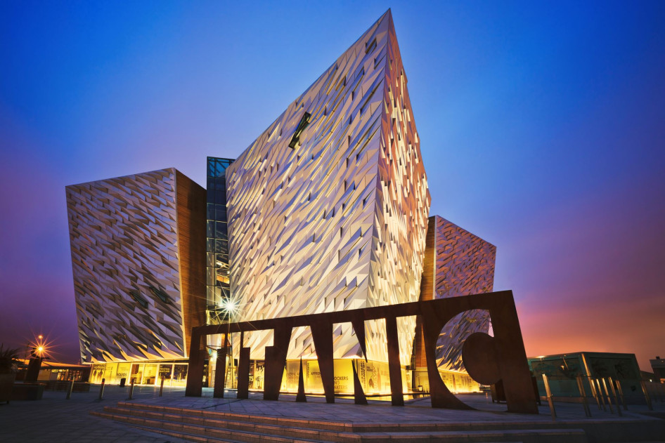 A Titanic múzeum és Belfast tengeri örökségének emlékműve az egykori Harland és Wolff hajógyár helyén.