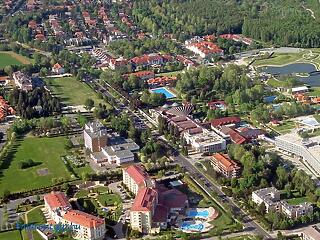 A Balaton legnagyobb vendégforgalmú települése nem is a tóparton van