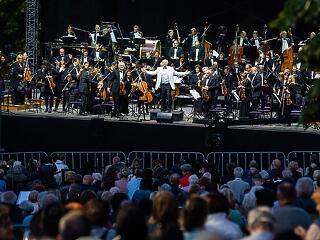 Ingyenes szabadtéri koncertet ad a Fesztiválzenekar a Hősök terén