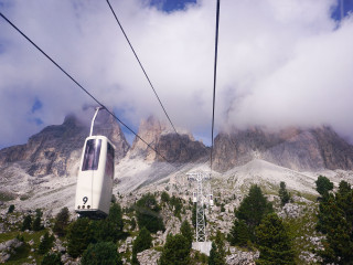 Különleges kabinok vezetnek fel a Dolomitok legszebb hegyére