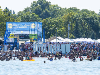 Két halasztást követően megtarthatták a Balaton-átúszást