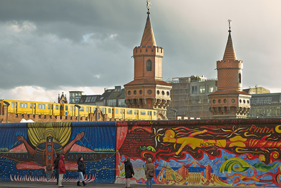 East Side Gallery háttérben az Oberbaumbrücke