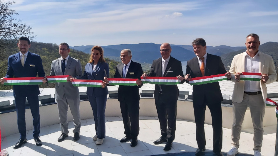 Az ünnepélyes avatás pillanata: (balról jobbra) balról jobbra Pintér Róbert üzemeltetési igazgató, Eőry Dénes, Vitályos Eszter, Lantos Árpád, Somlyai Zoltán, Kárász István, Pék Zoltán 