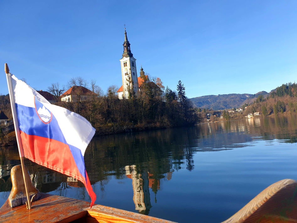 Bledet látni kell - és ha egy mód van rá, olyankor, amikor nem lepi el a kis szigetet hatalmas tömeg