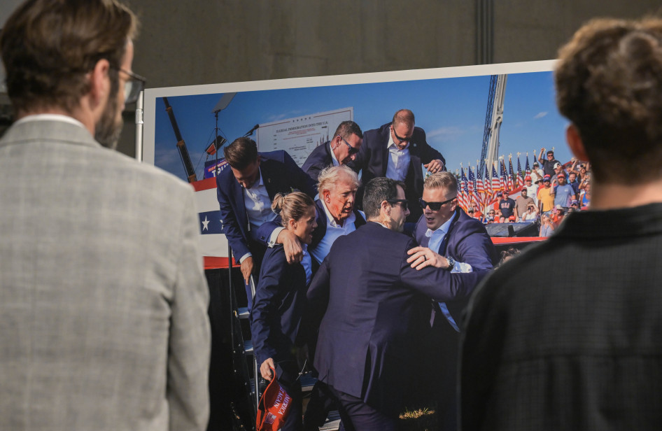 Látogatók a World Press Photo Exhibition 2025 fotókiállítás megnyitóján a Biodómban 2025. szeptember 25-én