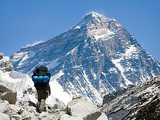 Új alaptábor kell a Mount Everestnél