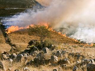 Tomboló tüzek a görög szigeteken
