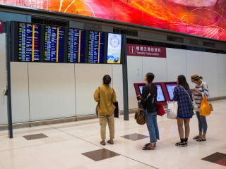 Járattörlések Hongkongban a szupertájfun miatt